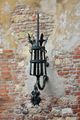 nešto na zidu.&hellip;