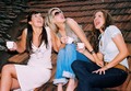 Tres chicas 75&hellip;