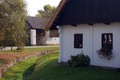 hiža kraj poto&hellip;