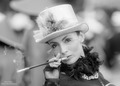 Dama s cigaret&hellip;